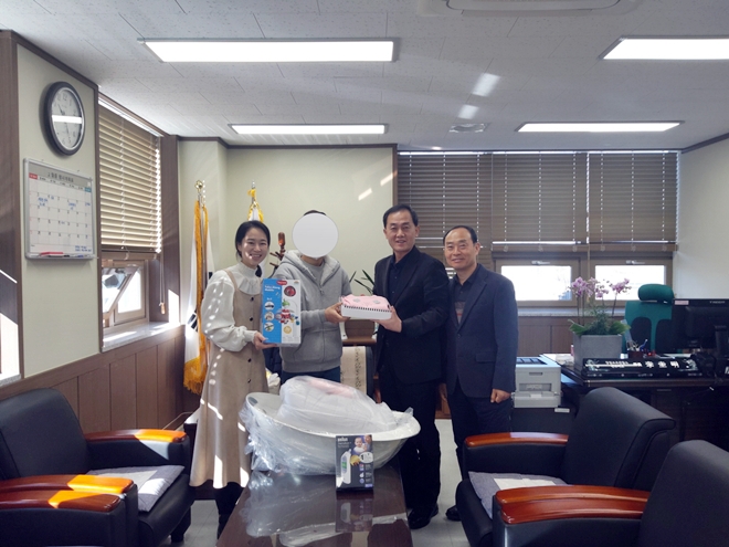 보호관찰대상자에게 출산용품을 전달하고 있다.(사진제공=진주준법지원센터)