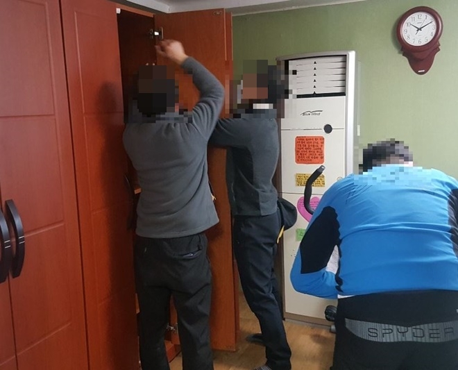 사회봉사대상자들이 독거노인 가구 주거환경 개선작업을 하고 있다.(사진제공=부산준법지원센터)