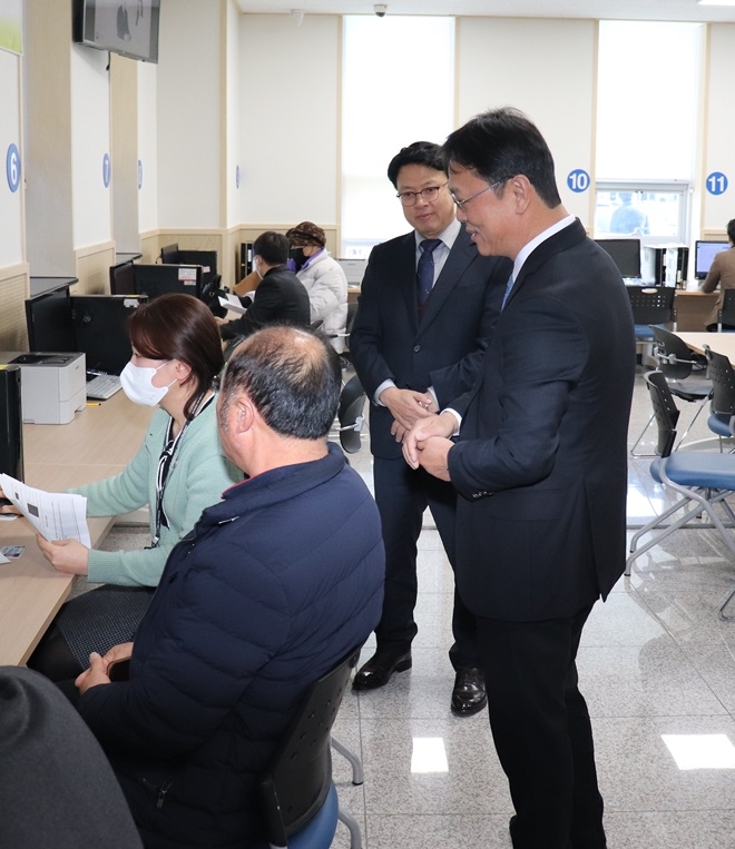 이동신 부산지방국세청장이 마산세무서 사업장현황신고창구에서 납세자와 대화를 나누고 있다.