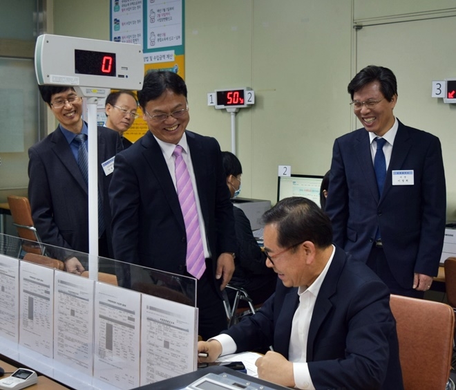 이동신 부산지방국세청장이 금정세무서 사업장현황신고창구에서 납세자와 대화를 나누며 활짝 웃고 있다.(사진제공=부산국세청)