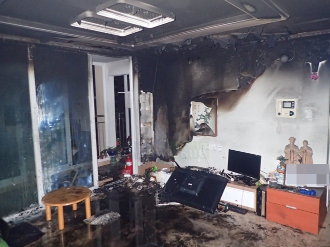 아파트 거실 화재현장.(사진제공=부산소방본부)