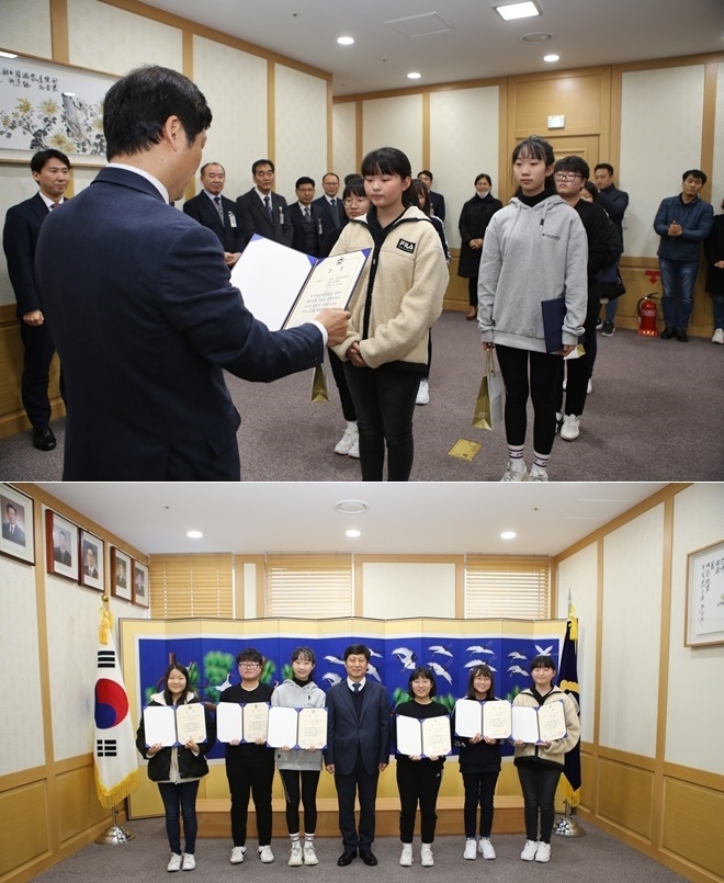 구남수 울산지법원장이 소감문 우수작 선정 학생들에게 시상하고 기념촬영.(사진제공=울산지방법원)