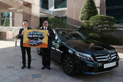 아만다 이벤트 당첨자가 기념사진을 촬영하고 있다. 사진=신한금융투자