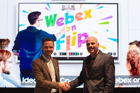 삼성전자가 11일(현지시각) 네덜란드 암스테르담에서 열리는 ‘ISE(Integrated Systems Europe) 2020’에서 시스코(Cisco)와 함께 차세대 화상회의 솔루션 ‘웹엑스 온 플립(Webex on Flip)’을 공개했다. 왼쪽부터 샌딥 마흐라(Sandeep Mehra) 시스코 웹엑스 담당 상무와 벤 홀메스(Ben holmes) 삼성전자 유럽법인 B2B 마케팅 헤드가 악수를 하고 있다. 사진=삼성전자