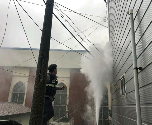 부산경찰이 소화기로 화재를 진화하고 있다.(사진제공=부산경찰청)