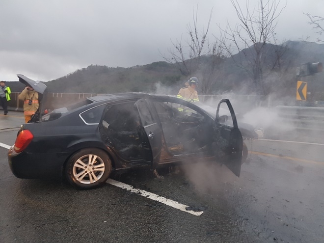 소방대원에 불이난 차량을 진화하고 있다.(사진제공=부산경찰청)