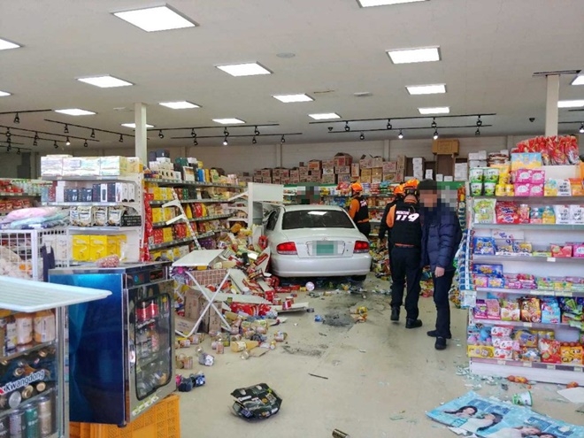 마트돌진 사고.(사진제공=부산경찰청)