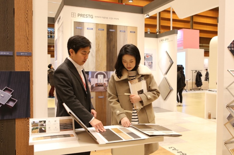  LG하우시스 직원이 전시관을 방문한 고객에게 호텔공간용 바닥재 '프레스티지' 제품을 설명하고 있는 모습.