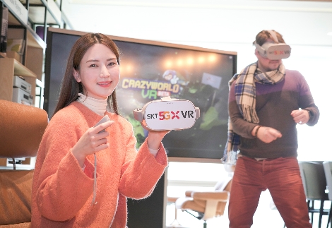 게임 이용자들이 ‘오큘러스 고’를 머리에 쓰고 ‘크레이지월드 VR’을 즐기고 있다. 사진=SK텔레콤