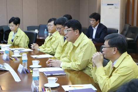 예탁원 이명호 사장(앞줄 좌측에서 4번째)이 회의를 주재하고 있는 모습. 사진=한국예탁결제원