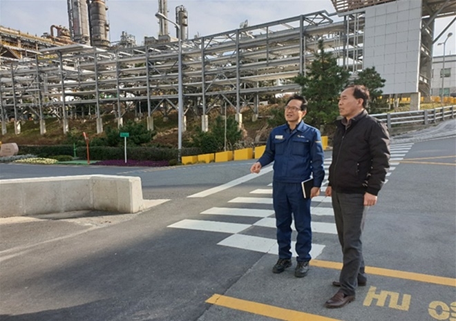 이영성 환경감시단장이 2월 13일 오후 S-OIL 울산 온산공장을 방문, 미세먼지 저감조치 사항에 대한 설명을 청취하고 있다.(사진제공=낙동강유역환경청)