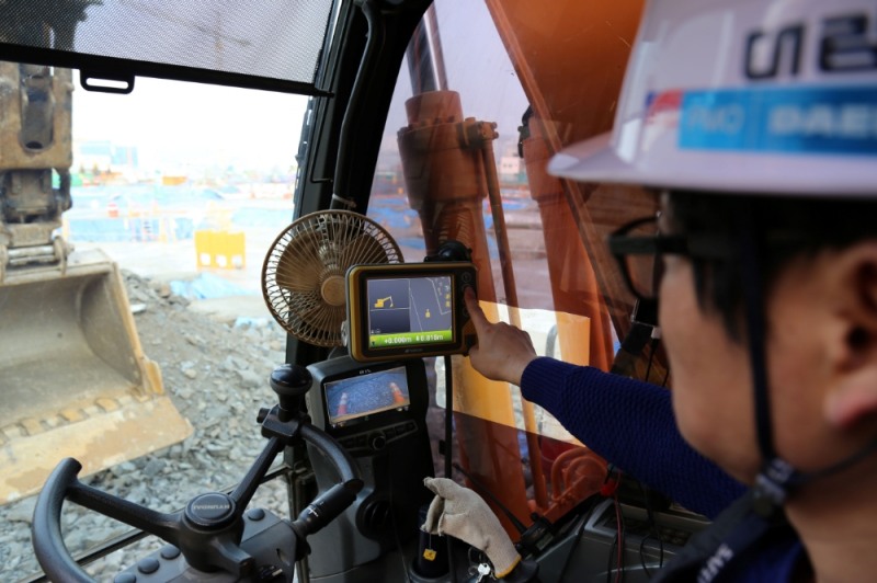 성남에서 건설중인 e편한세상 금빛 그랑메종 현장에서 머신 컨트롤 장비를 장착한 굴삭기를 이용하여 토목 공사를 진행하고 있다.(사진=대림산업)