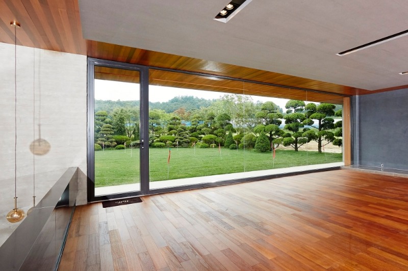 이건창호 알루미늄 시스템 도어 ‘ADS 70 HI’가 시공된 박사장네 거실.(사진=이건창호)