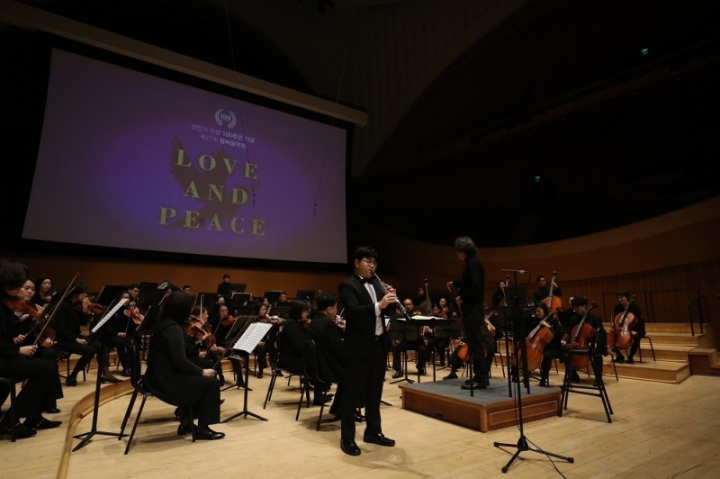 롯데콘서트홀에서 열린 제27회 꿈씨음악회에서 고양필오케스트라와 협연하는 권오빈(클라리넷) 연주자.(사진=일화)