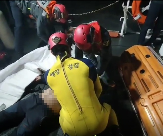 해경이 익수자를 구조해 심폐소생술을 하고 있다.(사진제공=부산해양경찰서)