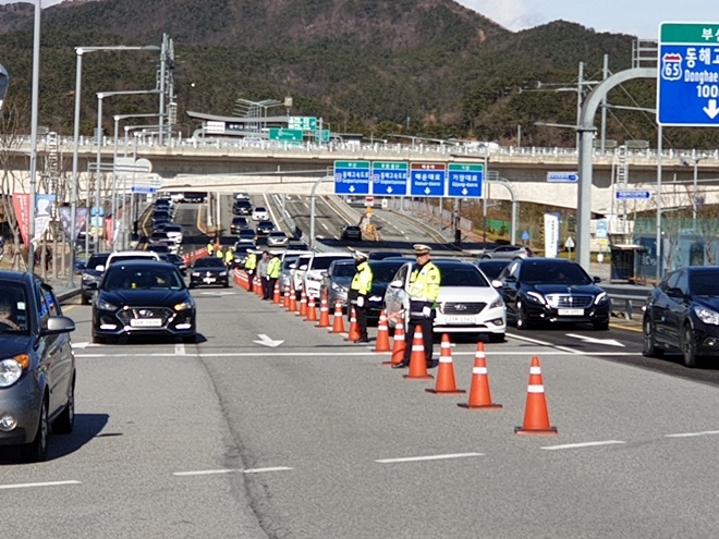 경찰 125명이 이케아 부산동부산점 개장 첫 주말 선제적 교통관리에 나서고 있다.(사진제공=부산경찰청)