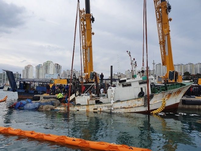 침몰 선박을 인양중에 있다.(사진제공=울산해양경찰서)