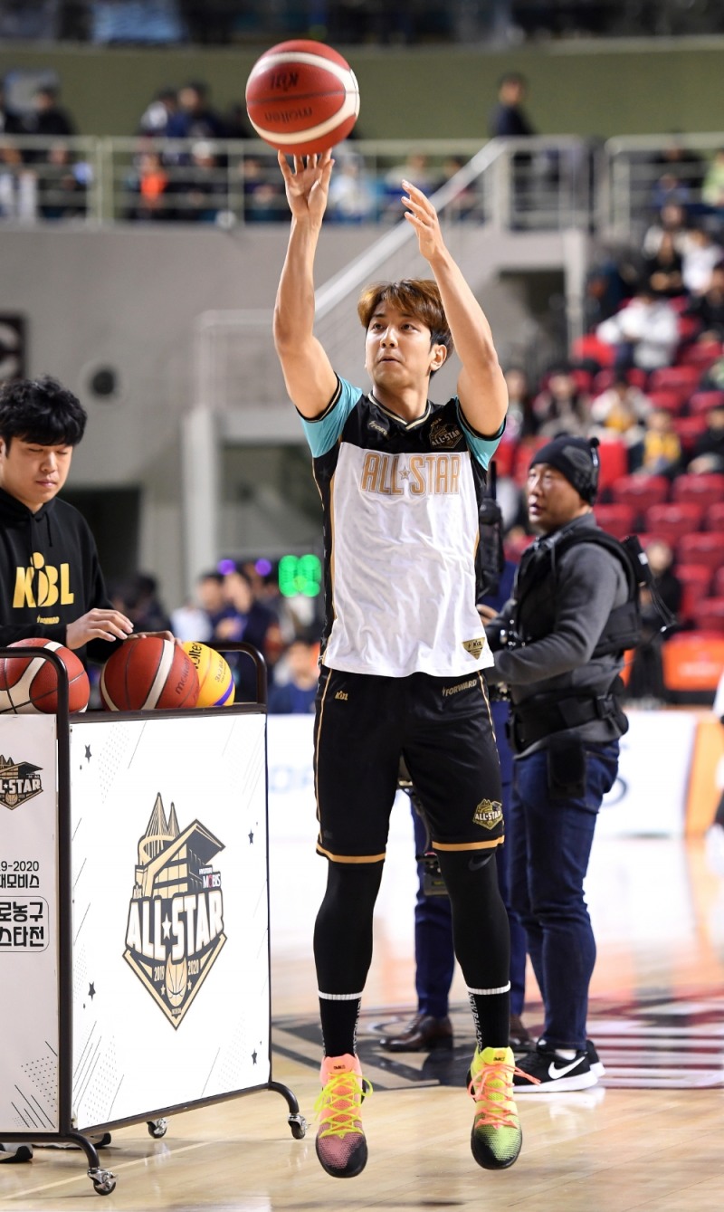 뉴발란스, 농구화 라인 국내 런칭…농구선수 허훈 전속 모델 계약 체결