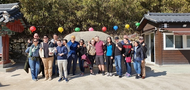 대구와 평택 주한미군 부대원들의 석굴암 앞에서 기념촬영.