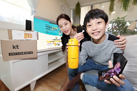 KT 모델이 KT샵 ‘매장 방문없이 안심구매 우리가족 찐사랑 실천’ 행사 혜택을 소개하고 있다. 사진=KT