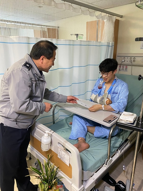 김영일 1부장이 강현태 순경에게 위문금을 건네며 위로와 격려의 말을 전하고 있다.(사진제공=경남경찰청)