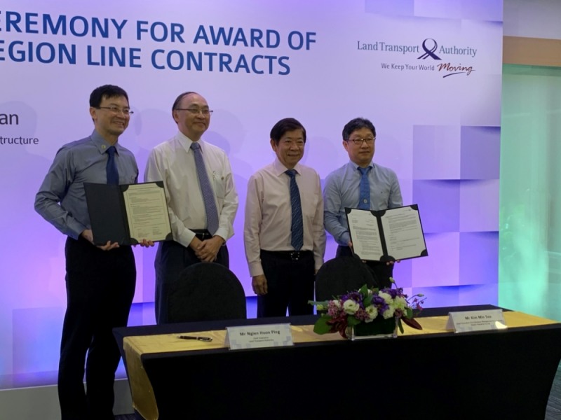 (왼쪽부터) 응이엔 훈 핑(Ngien Hoon Ping) 싱가포르 육상교통청장, 앨런 챈(Chan Heng Loon Alan) 육상교통청 위원장, 코 분 완(Khaw Boon Wan) 싱가포르 교통부 장관, 김민수 대림산업 토목사업본부 사업수행실장이 계약을 기념해 함께 사진을 촬영하고 있다.(사진=대림산업)