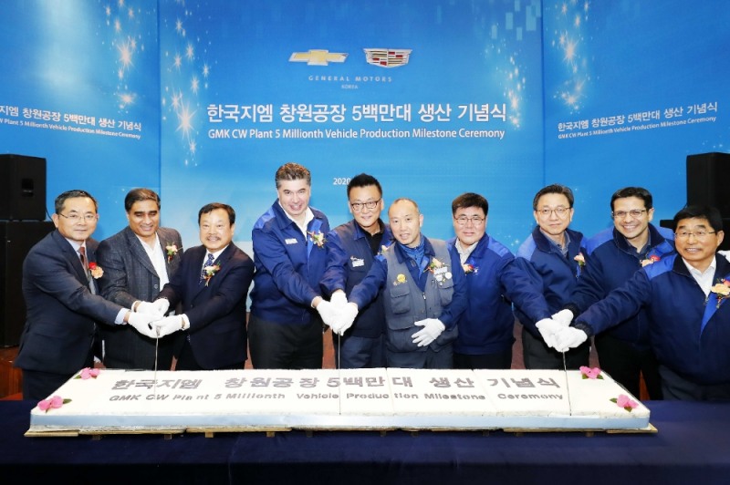 카허 카젬 한국지엠 사장(가운데), 문승 한국지엠 협신회 회장 및 부품 협력사 대표(카젬 사장 왼쪽), 김성갑 노조위원장(카젬 사장 오른쪽 두번째) 이동우 생산부문 부사장(오른쪽) 등이 참여해 기념떡 컷팅을 하는 모습.(사진=한국지엠)