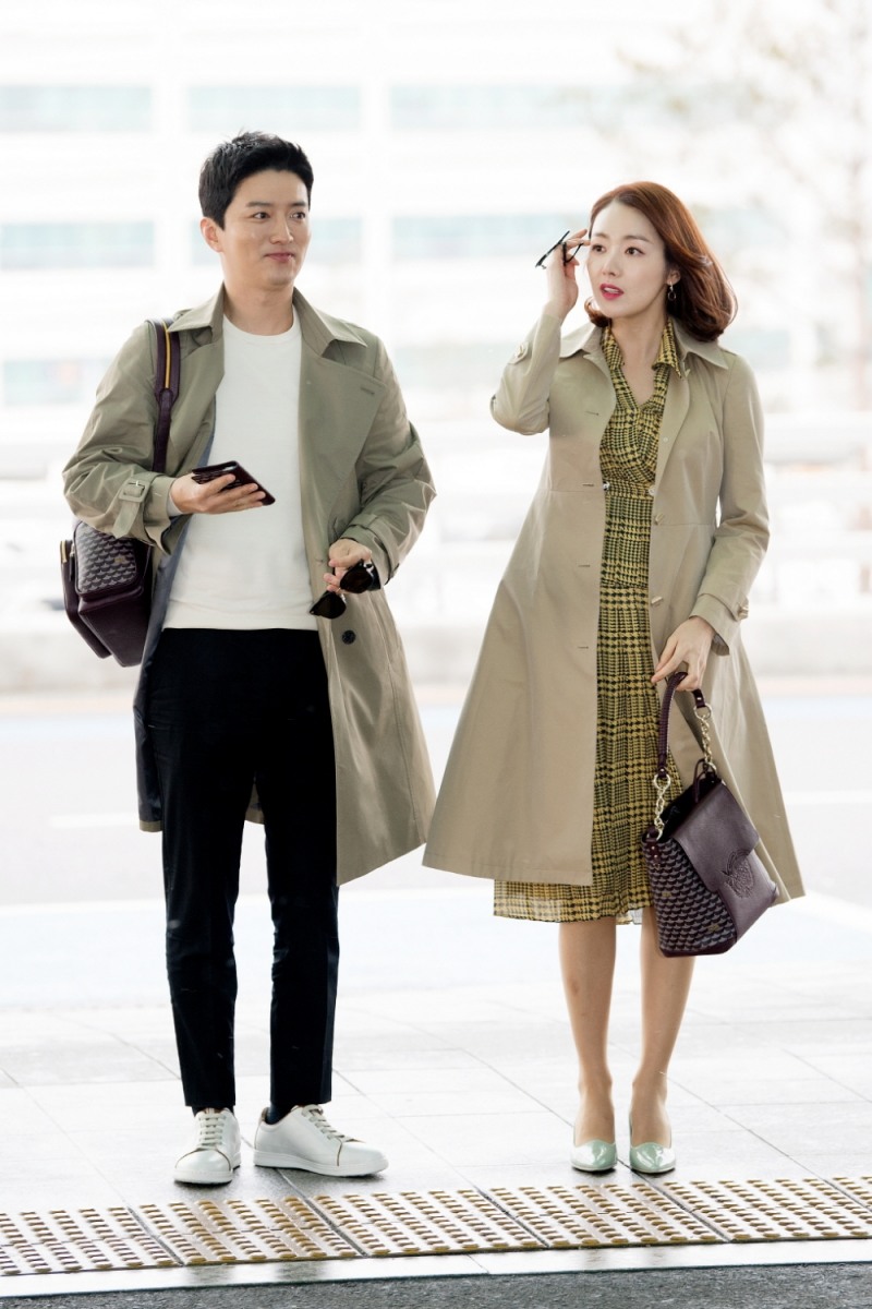 소이현, 인교진 화보 촬영 출국, 트렌디한 슈즈 커플룩 선보여