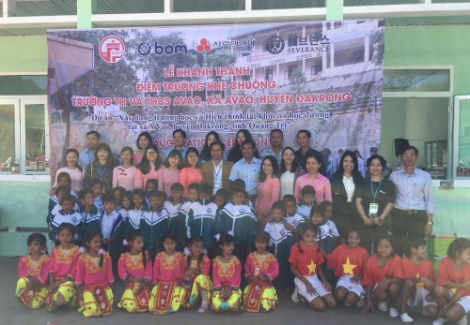 연세 의대 안과학교실 국제실명예방사업팀 ‘프로젝트 봄(Project BOM)’이 경기 사회복지공동모금회와 ‘베트남 광찌성 학교 건축 및 굴절 이상 교정사업’을 통해 최근 베트남 아이들을 위한 학교를 완공하고, 시력 검진을 실시했다. 사진=연세의료원