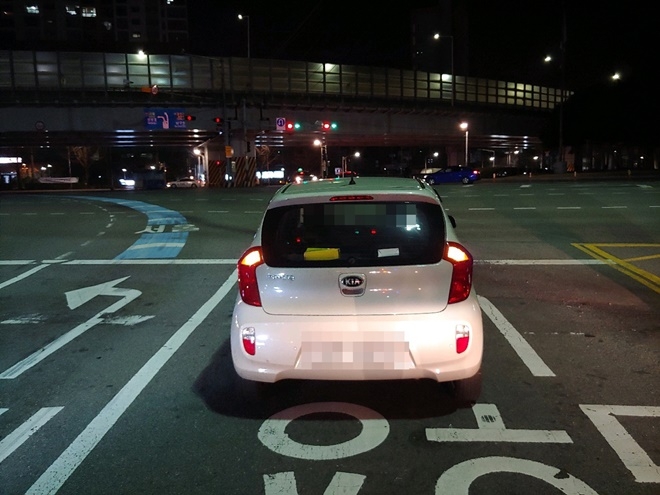 도로위 차량 내에서 잠자고 있는 음주운전자.(사진제공=부산경찰청)