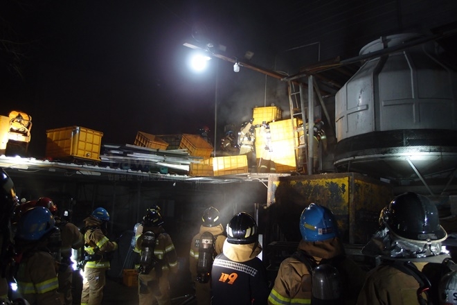 부산 서구 암남동 냉동창고 현장.(사진제공=부산소방본부)