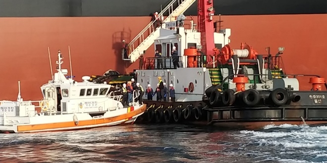 응급환자를 이송하고 있다.(사진제공=울산해양경찰서)