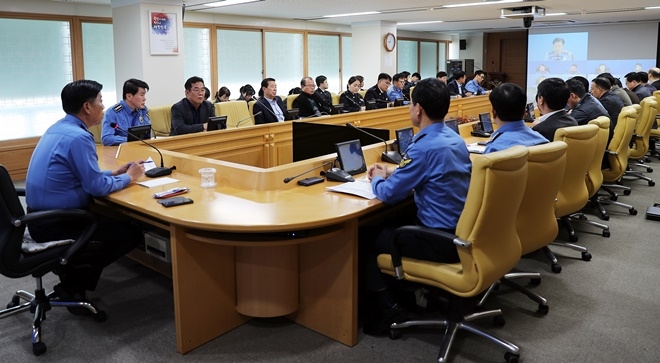 김홍희 남해해경청장이 화상으로 지휘관 회의를 주재하며 코로나19의 선제적 대응을 주문하고 있다.(사진제공=남해지방해양경찰청)