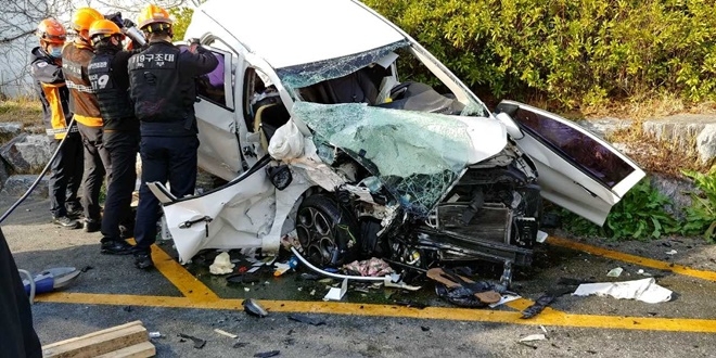 모닝차량이 스포티지 차량과 정면충돌 사고현장.(사진제공=부산경찰청)