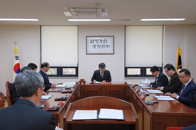 정용달 위원장이 선관위 위원회의를 주재하고 있다.(사진제공=부산선거관리위원회)