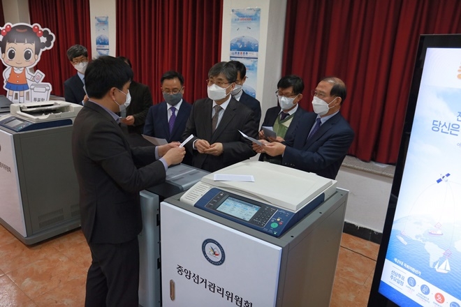 정용달 위원장 등 위원들이 선거장비를 점검하고 있다.(사진제공=부산시선거관리위원회)