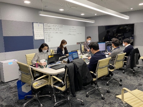 NH헤지자산운용 직원들이 코로나19대비 비상 상근 근무를 하고 있는 모습. 사진=NH헤지자산운용