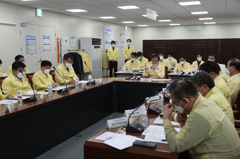‘코로나19 관련, CEO주재 비상점검회의’에서 변창흠 LH 사장(테이블 가운데)이 발언하고 있다.