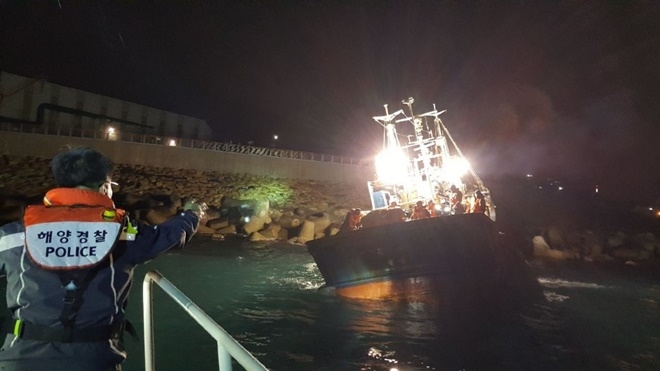 해경이 좌초된 선박의 선원들을 구조하러 가고 있다.(사진제공=울산해양경찰서)