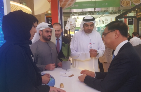 두바이식품박람회 현장에서 한국농식품의 우수성을 설명하고 있는 aT 신현곤 수출이사. 사진=aT