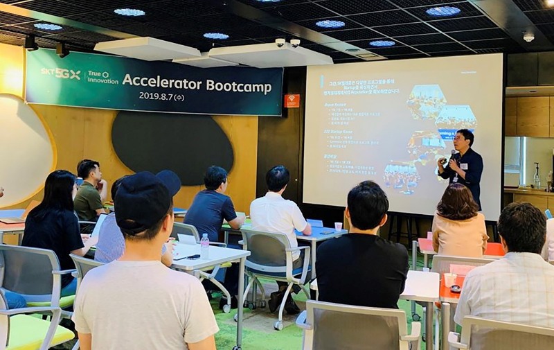 지난해 첫 실시된 '5GX 트루이노베이션 엑셀러레이터(5GX True InnovationAccelerator)’ 프로그램에 선발된 스타트업들이 신한 L타워(서울 중구 을지로 소재) 내 ‘TrueInnovation Lab’에서 미팅에 참여하고 있는 모습. 사진=SK텔레콤