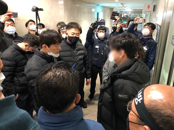 유족(사진우측)이 강제부검에 반대한다는 입장을 완강하게 밝히고 있다. (사진제공=민주노총울산본부)