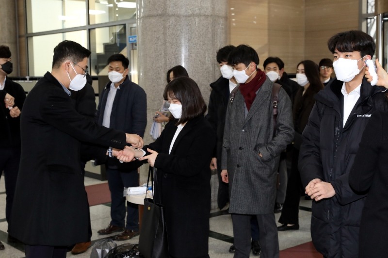 수협중앙회가 본사 로비를 출입하는 직원들을 대상으로 체온 측정을 실시하고 있다.(사진=수협중앙회)
