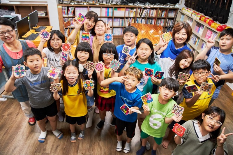 포스코1%나눔재단이 지난해 하반기 새롭게 선보인 '1%나눔 아트스쿨' 사업. 지난해 포항 인애지역아동센터에서 포스코 '1%나눔 아트스쿨' 공예수업에 참여한 아이들이 직접 만든 단청 작품을 선보이고 있다.(사진=포스코)