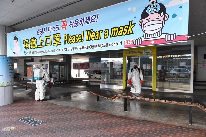 2월 24일 기장군감염병방역단이 코로나19 감염예방을 위해 기장공영주차장 내 버스 승강장 주위를 소독하고 있다.(사진제공=부산기장군)