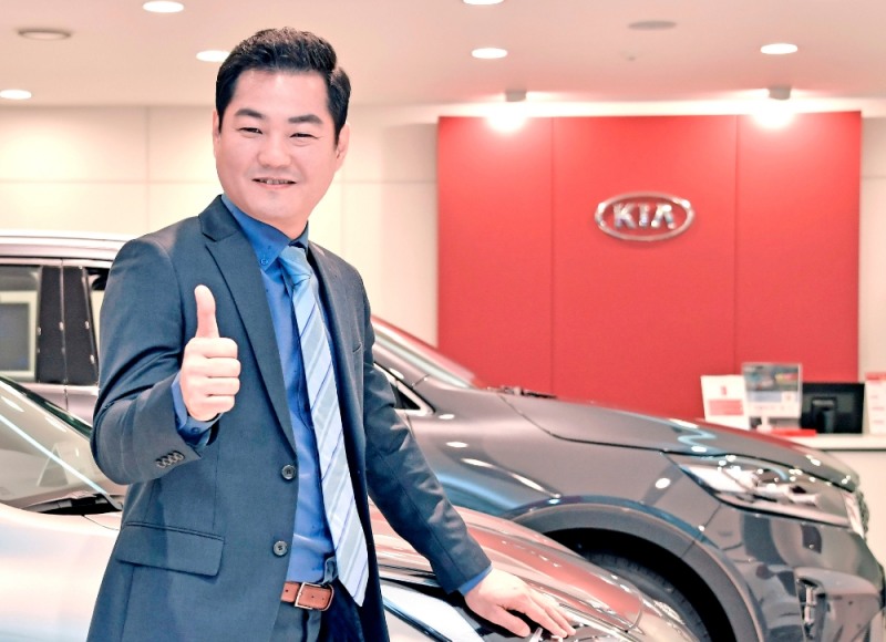 2019년 기아차 최다 판매 직원에 선정된 망우지점 정송주 영업부장의 모습.(사진=기아자동차)