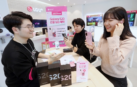 1호 가입자인 최혜원 씨와 2호 가입자인 윤건희 씨가 27일 LG유플러스 서울 종각직영점에서 갤럭시 S20을 개통하고 있는 모습. 사진=LG유플러스