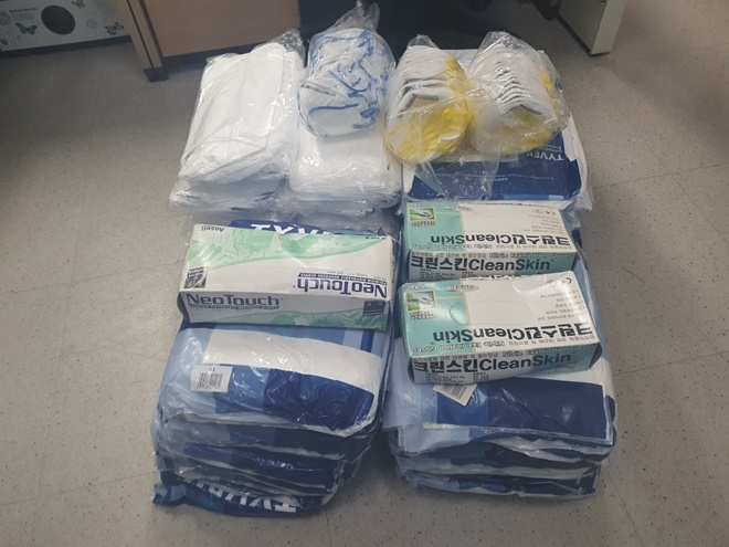 익명의 한 시민이 몰래 두고 간 감염보호장비.(사진제공=울산온산소방서)