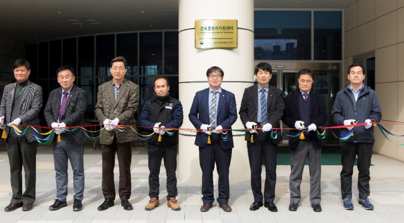 박영수 이사장이(오른쪽 4번째) 임직원들과 함께 건축물관리지원센터 개소 기념 테이프 커팅식을 하고 있다.(사진=한국시설안전공단)
