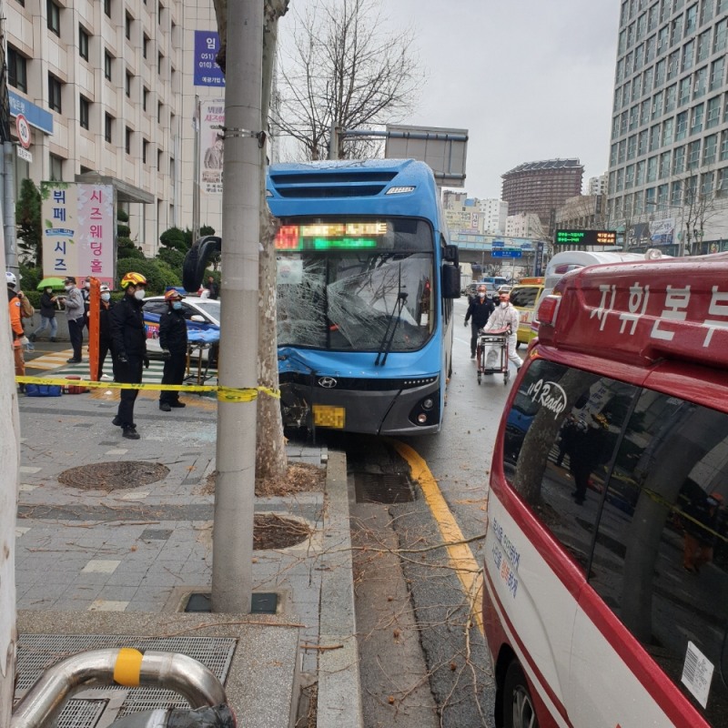 시내버스가 구조물 충격사고 현장.(사진제공=부산경찰청)